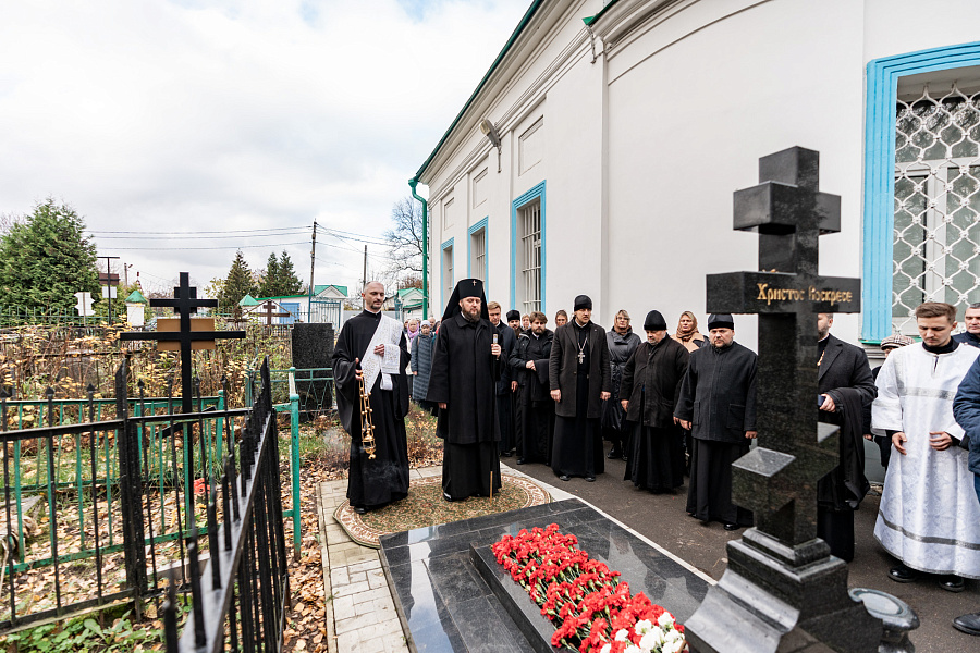 Архиерейское богослужение в Димитриевскую родительскую субботу в Успенском храме села Жилино г.о. Люберцы